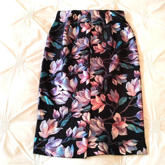 Eci metallic foil floral pencil skirt. Size S. - Picture 8 of 9